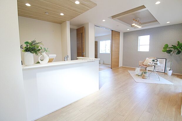 スタイリッシュな印象のリビングです。ホームパーティのお客様が増えても、これだけ広いリビングなら大丈夫♪