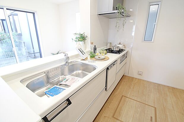 収納力豊富、爽やかなシステムキッチンを用意しております。さっと拭き取るだけで汚れが簡単にとれますので、キッチンスペースをいつでもすっきりとお使い頂けます。