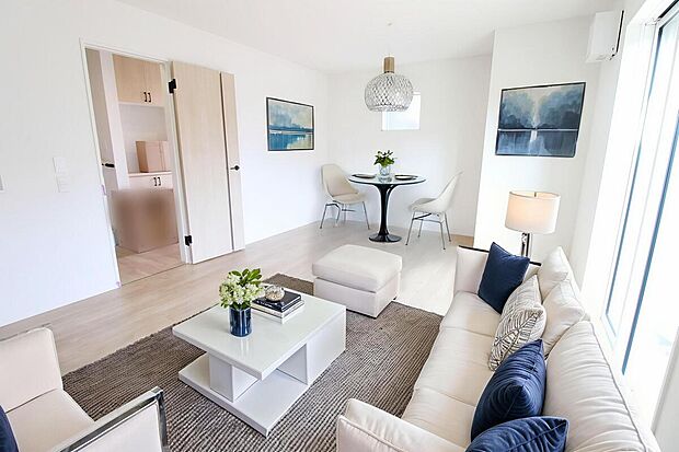 明るく開放感のあるリビング。対面式キッチンは、いつでもご家族を感じられる空間作りの重要ポイントになりそうです。※家具をCGで加工しています。家具付き販売ではございません。