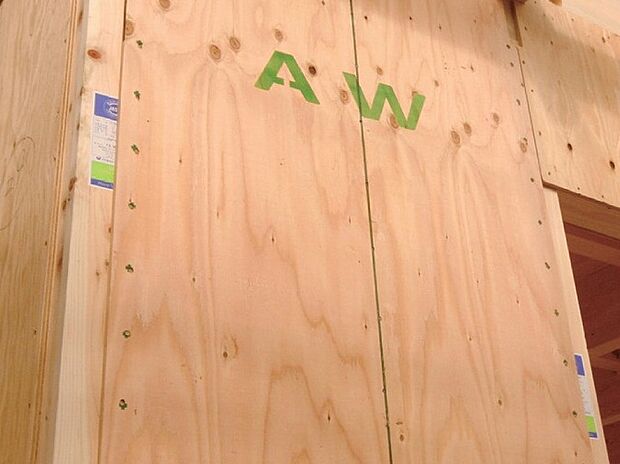 「オリジナル耐力壁パネル」で特許を取得。
壁倍率5.0倍は国土交通省が定める数値内の最高値で、地震や風の揺れにも強い耐力パネルです。