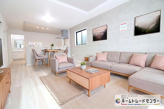 明るく開放感のあるリビング。対面式キッチンは、いつでもご家族を感じられる空間作りの重要ポイントになりそうです。※家具をCGで加工しています。家具付き販売ではございません。