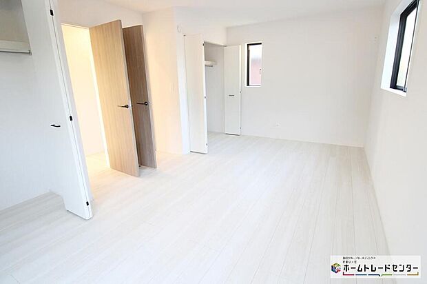 ２階の洋室は２つのお部屋に分けることも可能です。お子様が小さいうちは広く使い、将来はお子様のお部屋として区切ることで家族のプライベートを重視できます。