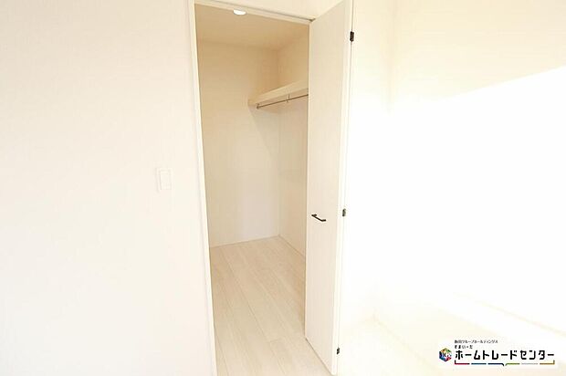 収納力たっぷりのウォークインクローゼットは、家族の強い味方。シーズンオフのお洋服や靴、キャンプ用品やスポーツ用品など、かさばるけど、大切なものもしっかり片づけられます♪