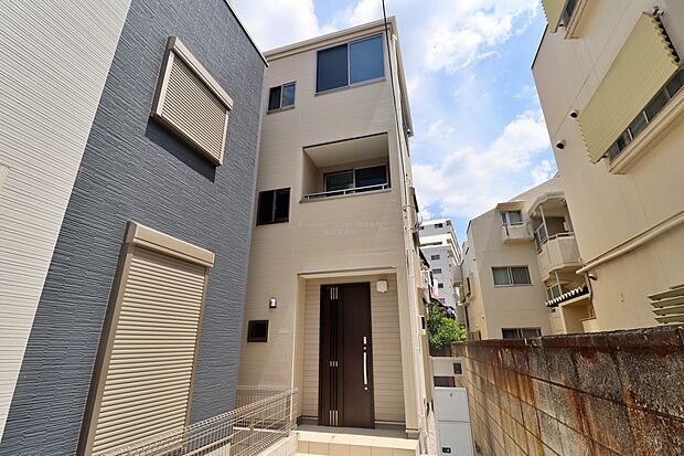 【現地外観写真】気持ちの良い青空に栄える建物となっております。完全に完成いたしましたので、ご自由にお好きなだけご見学いただけます。