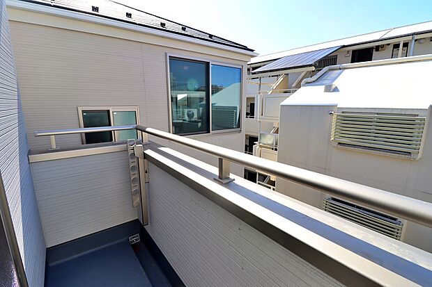 【バルコニー】日当たりのよい広さのあるバルコニー。一度にたくさんの洗濯物を干すことができます。