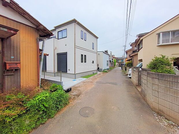 【前面道路含む現地写真】周辺にお買い物施設が充実した便利な住環境です♪スーパーバリューまで徒歩11分!セブンイレブンまで徒歩9分です!