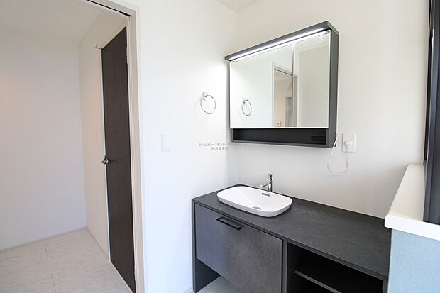 【洗面室】明るく清潔感溢れるサニタリースペース。毎日使う場所だからこそ、快適な空間となっております。