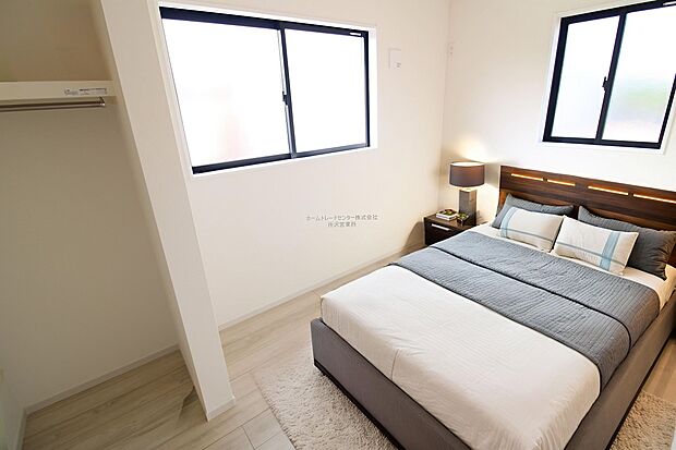 【洋室】日当りの良さは写真でも充分に伝わるかと思いますが、開放感のある周囲にめぐまれたおかげで、風通しもとても良くなっております。※家具をCGで加工しています。家具付き販売ではございません。