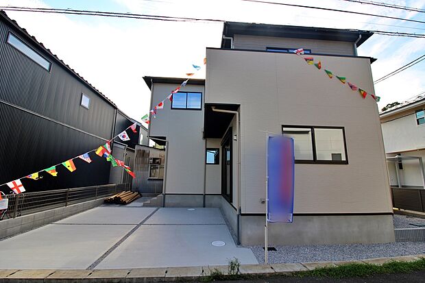 【現地外観写真】お子様から「自分の部屋がほしい…」そんな成長もうれしいこの頃。お子様のさらなる成長を共に見守る新築マイホーム。お子様が巣立った後も、豊かな人生も支えてくれる。パートナーのような住まいです☆