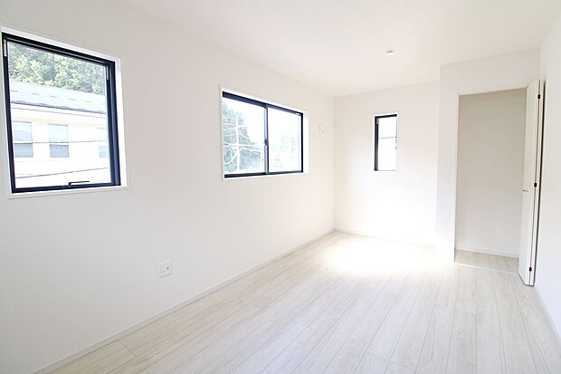 【洋室】充分な広さの収納を備え、普段使いの洋服も選ぶのが楽しくなりそう♪採光良好な洋室は、快適空間。プライベートの時間もゆったりお寛ぎ頂けそうです。