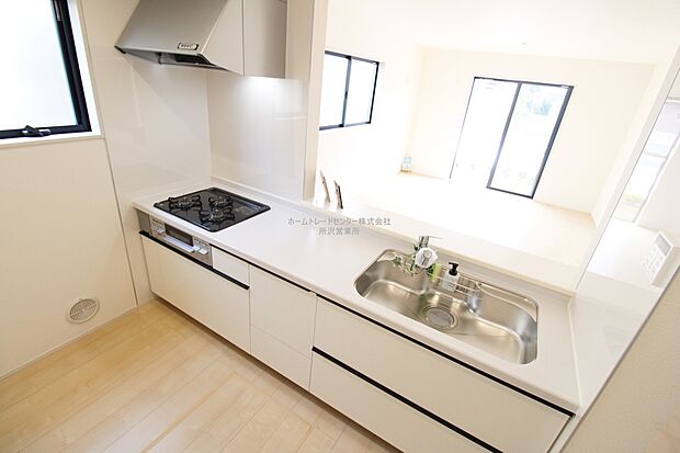 【キッチン】大容量の収納スペースは取り出しやすく、しまいやすいスライドタイプ、大きな鍋などの調理器具や、調味料も出し入れしやすいですね。