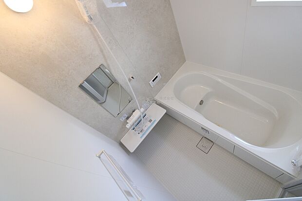 【浴室】毎日の疲れを癒す浴室は１坪タイプです。足を伸ばしてゆっくりとくつろげます。窓があるので、湿気もこもらないのも、うれしいですね♪