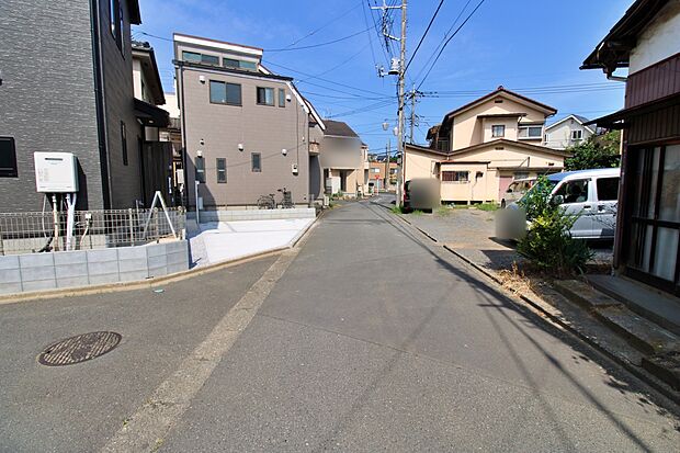 【前面道路含む現地写真】ひとたび扉を開けばそこに待っているのは上質な空間とマイホームでの新生活をイメージさせる優雅なひととき。「この家なら…」ではなく「ここに住みたい♪」と思う感動をお届けいたします。