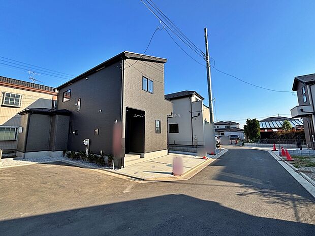 【前面道路含む現地写真】ひとたび扉を開けばそこに待っているのは上質な空間とマイホームでの新生活をイメージさせる優雅なひととき。「この家なら…」ではなく「ここに住みたい♪」と思う感動をお届けいたします。