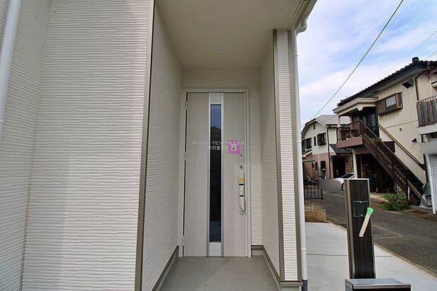 【玄関】訪れる人を優しく迎える、スタイリッシュな玄関。玄関ポーチには屋根がついているので雨などでも玄関前で濡れずにお出かけ準備が出来ます。