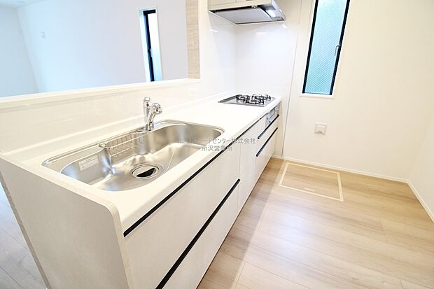 【キッチン】収納力豊富、爽やかなシステムキッチンを用意しております。さっと拭き取るだけで汚れが簡単にとれますので、キッチンスペースをいつでもすっきりとお使い頂けます。