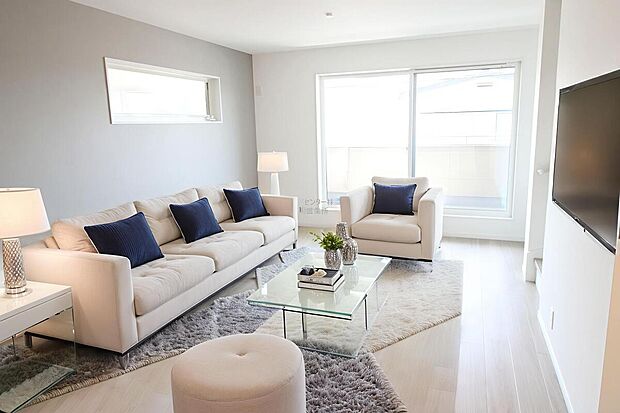 【リビング】明るく開放感のあるリビング。対面式キッチンは、いつでもご家族を感じられる空間作りの重要ポイントになりそうです。※家具をCGで加工しています。家具付き販売ではございません。