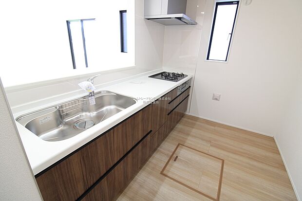 【キッチン】大容量の収納スペースは取り出しやすく、しまいやすいスライドタイプ、大きな鍋などの調理器具や、調味料も出し入れしやすいですね。