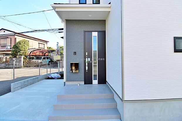 【玄関】玄関ポーチには屋根がついているので雨などでも玄関前で濡れずにお出かけ準備が出来ます。