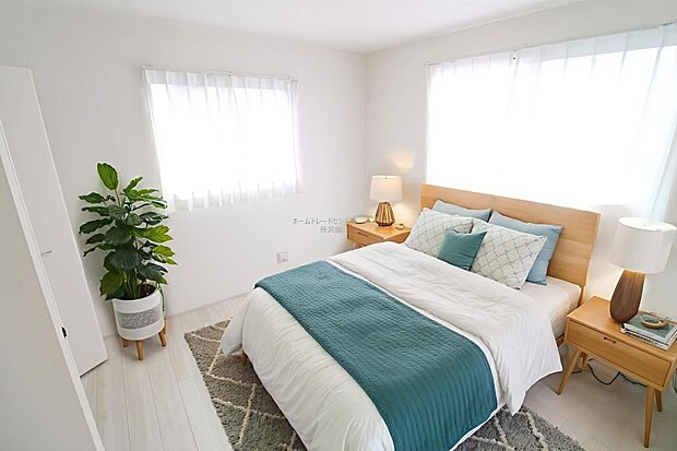 【洋室】日当りの良さは写真でも充分に伝わるかと思いますが、開放感のある周囲にめぐまれたおかげで、風通しもとても良くなっております。※家具をCGで加工しています。家具付き販売ではございません。