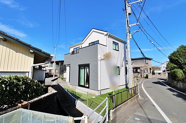 【前面道路含む現地写真】ひとたび扉を開けばそこに待っているのは上質な空間とマイホームでの新生活をイメージさせる優雅なひととき。「この家なら…」ではなく「ここに住みたい♪」と思う感動をお届けいたします。