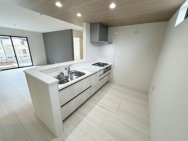 【キッチン】大容量の収納スペースは取り出しやすく、しまいやすいスライドタイプ、大きな鍋などの調理器具や、調味料も出し入れしやすいですね。