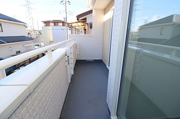 【バルコニー】日当たりのよい広さのあるバルコニー。一度にたくさんの洗濯物を干すことができます。