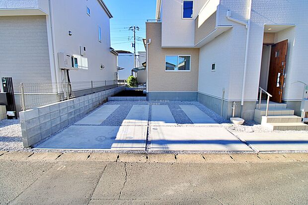 【カースペース】嬉しいコンクリート仕上げのカースペース。雨の日も足元を気にせず外出できます。ご家族の駐輪場としてもお使いいただけます。
