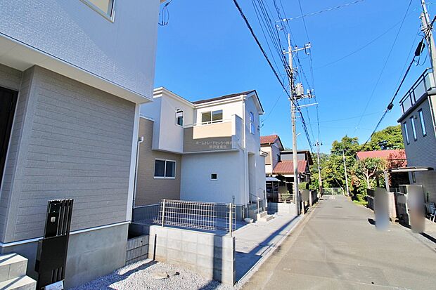 【前面道路含む現地写真】ひとたび扉を開けばそこに待っているのは上質な空間とマイホームでの新生活をイメージさせる優雅なひととき。「この家なら…」ではなく「ここに住みたい♪」と思う感動をお届けいたします。