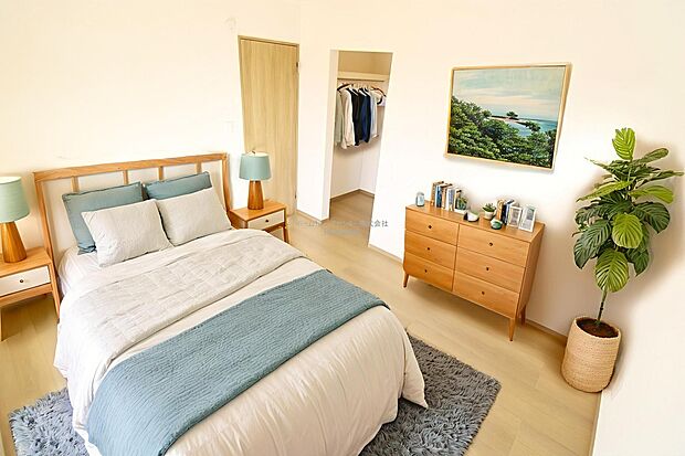 【洋室】日当りの良さは写真でも充分に伝わるかと思いますが、開放感のある周囲にめぐまれたおかげで、風通しもとても良くなっております。ぜひ現地を見ていただき体感していただきたいポイントです。