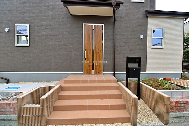 【玄関】家の第一印象は玄関で決まるくらい重要な場所。玄関は家の顔といわれますが我が家のセンスをさりげなく感じさせる魅力ある玄関造りも楽しみの一つ。帰宅する度に家族がほっとできる心地よい空間造りも大切ですね♪