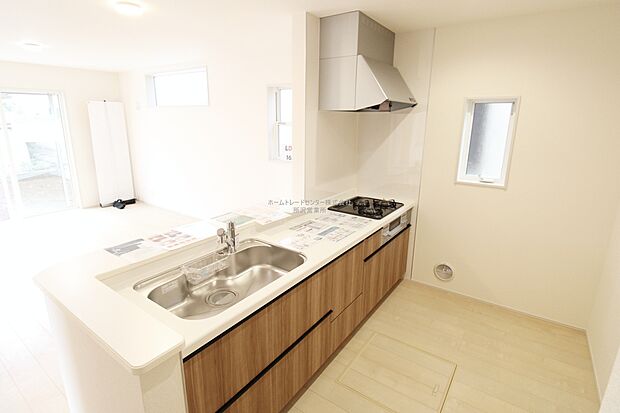 【キッチン】大容量の収納スペースは取り出しやすく、しまいやすいスライドタイプ、大きな鍋などの調理器具や、調味料も出し入れしやすいですね。