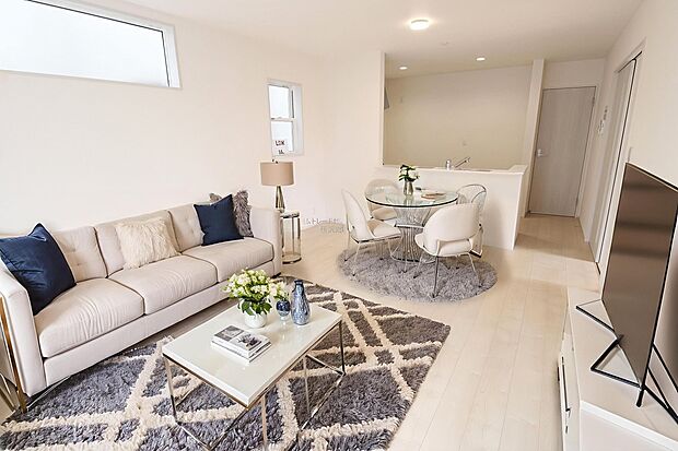 【リビング】広々とした開放感あふれるリビングです。ご家族でインテリアのレイアウトを考えるのも楽しみになりそうです。※家具をCGで加工しています。家具付き販売ではございません。