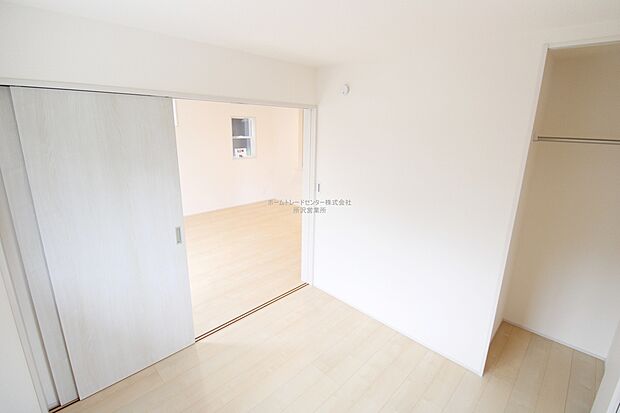 【洋室】お子様の遊び場やお昼寝スペースとしてなど、リビング横の洋室を開放し広々とお使い頂けます。突然の来客時には戸を閉めて視線を遮る事も可能です。