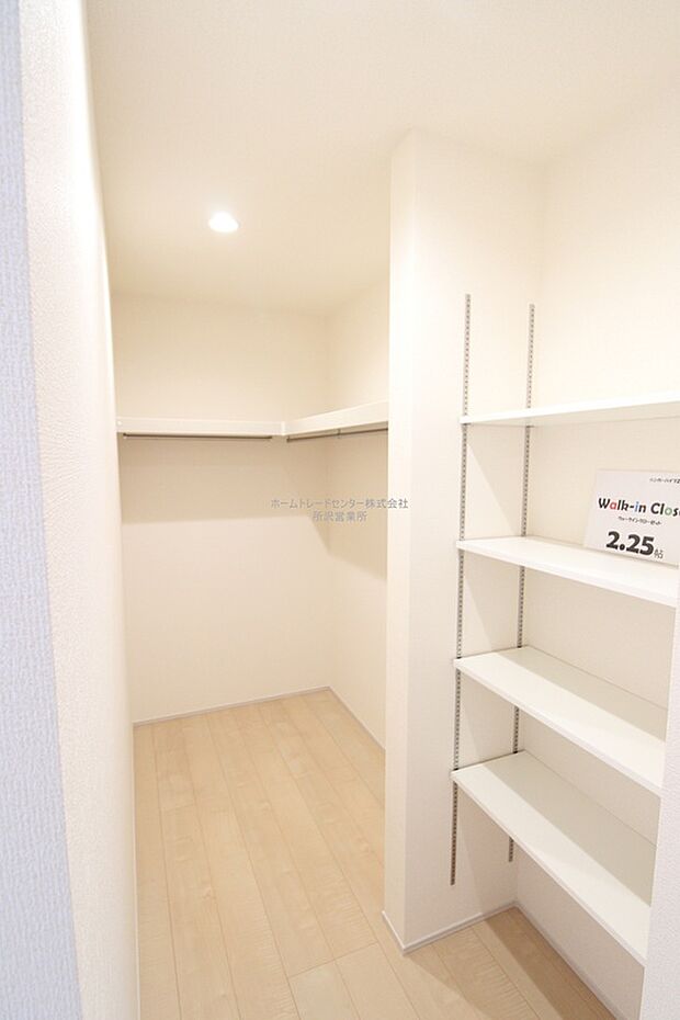 【ウォークインクローゼット】収納力たっぷりのウォークインクローゼットは、家族の強い味方。シーズンオフのお洋服や靴、キャンプ用品やスポーツ用品など、かさばるけど、大切なものもしっかり片づけられます♪