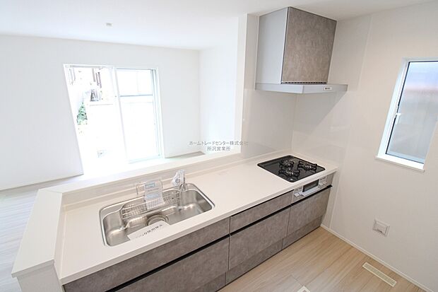 【キッチン】収納力豊富、爽やかなシステムキッチンを用意しております。さっと拭き取るだけで汚れが簡単にとれますので、キッチンスペースをいつでもすっきりとお使い頂けます。