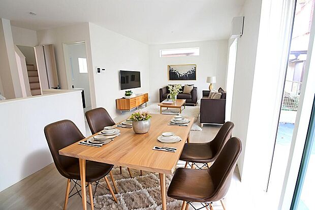 【リビング】明るく開放感のあるリビング。対面式キッチンは、いつでもご家族を感じられる空間作りの重要ポイントになりそうです。※家具をCGで加工しています。家具付き販売ではございません。