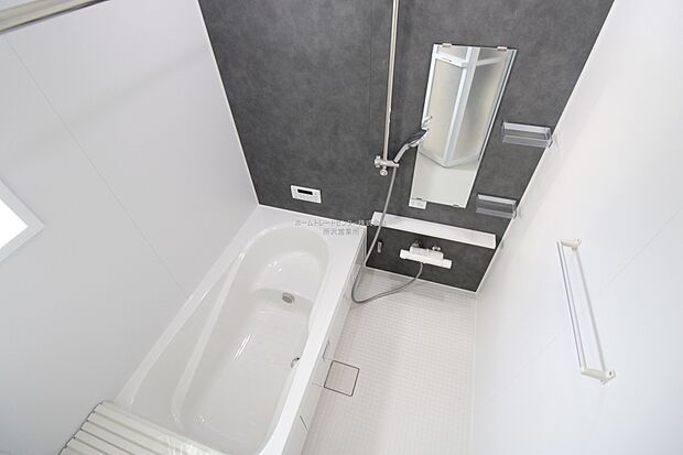 【浴室】毎日の疲れを癒す浴室は１坪タイプです。足を伸ばしてゆっくりとくつろげます。窓があるので、湿気もこもらないのも、うれしいですね♪