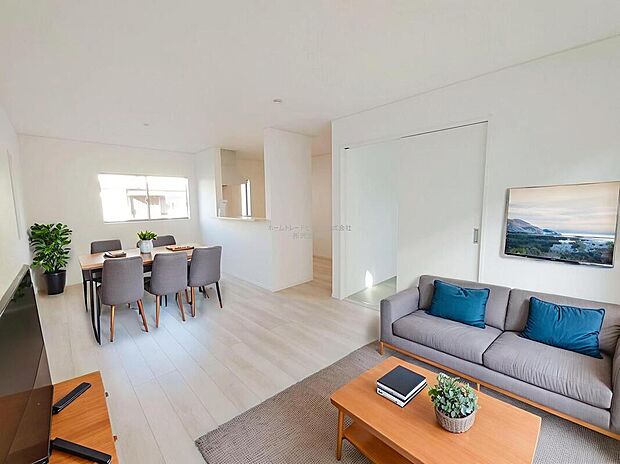 【リビング】明るく開放感のあるリビング。対面式キッチンは、いつでもご家族を感じられる空間作りの重要ポイントになりそうです。※家具をCGで加工しています。家具付き販売ではございません。