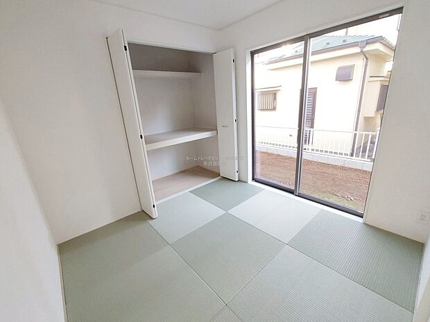 【和洋室】お子様の遊び場や、お昼寝スペースとして。和室を開放すると、広々とお使い頂けます。突然の来客時には、戸を閉めて視線を遮る事も可能です。