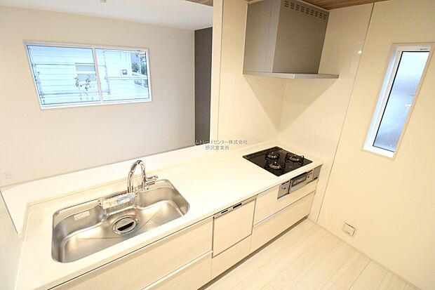 【キッチン】収納力豊富、爽やかなシステムキッチンを用意しております。さっと拭き取るだけで汚れが簡単にとれますので、キッチンスペースをいつでもすっきりとお使い頂けます。