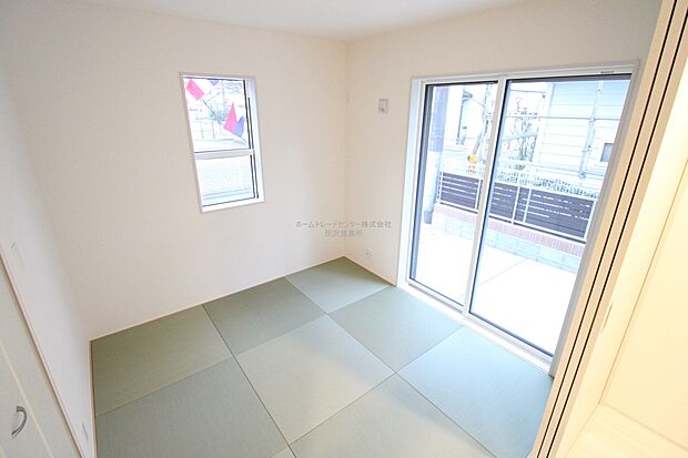 【和室】リビングの隣には、ホッと落ち着く和室を用意。書斎や子供部屋、客間としても使えます。何かと便利な居室です♪