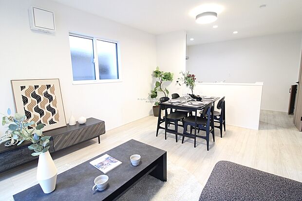 【リビング】明るく開放感のあるリビング。対面式キッチンは、いつでもご家族を感じられる空間作りの重要ポイントになりそうです。