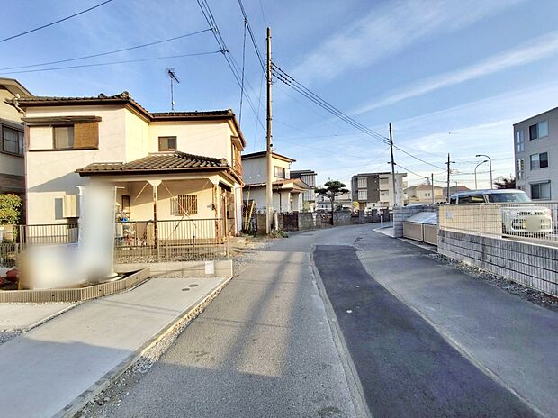 【前面道路含む現地写真】住宅性能評価で耐震等級３（最高等級）を取得！お客様を守る大切な住宅だからこそ、第三者の検査を受けて安心して住んでいただける住宅をご案内させて頂きます。その頑丈さを、ぜひ現地にてご体感くださいませ。
