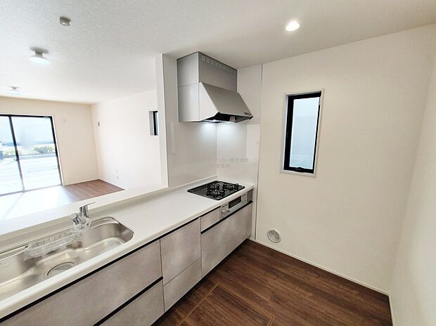 【キッチン】大容量の収納スペースは取り出しやすく、しまいやすいスライドタイプ、大きな鍋などの調理器具や、調味料も出し入れしやすいですね。