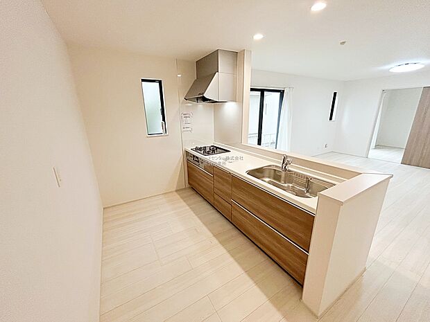 【キッチン】収納力豊富、爽やかなシステムキッチンを用意しております。さっと拭き取るだけで汚れが簡単にとれますので、キッチンスペースをいつでもすっきりとお使い頂けます。