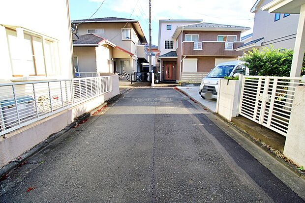 【前面道路含む現地写真】ひとたび扉を開けばそこに待っているのは上質な空間とマイホームでの新生活をイメージさせる優雅なひととき。「この家なら…」ではなく「ここに住みたい♪」と思う感動をお届けいたします。
