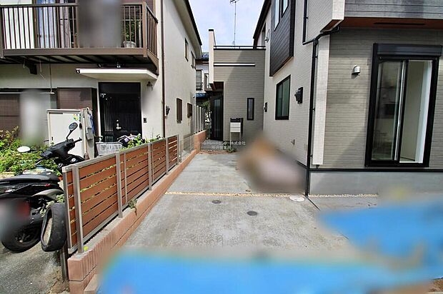 【駐車場】嬉しいコンクリート仕上げのカースペース。雨の日も足元を気にせず外出できます。ご家族の駐輪場としてもお使いいただけます。