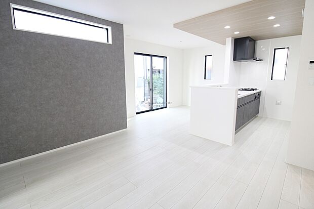 【リビング】ゆとりある空間で開放感があるリビングです♪採光にも優れていて過ごしていて気持ちのいいリビングです！ゆったりとした家族のお時間を。