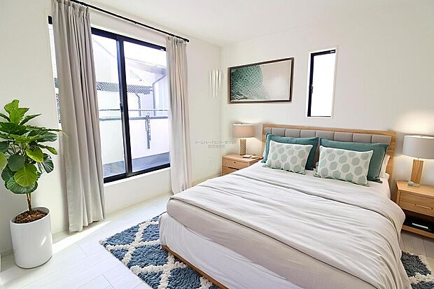 【洋室】大きなベッドを置いてもゆとりのある広さ！収納完備しておりますので、家具が少なく済みます！お掃除もラクラクですね♪※家具をCGで加工しています。家具付き販売ではございません。